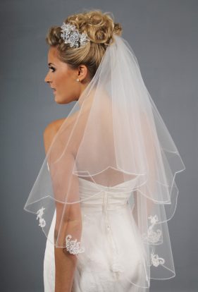 https://www.richard-designs.com/wp-content/uploads/2021/04/Classic_Lace_Veil_AL040-281x414.jpg