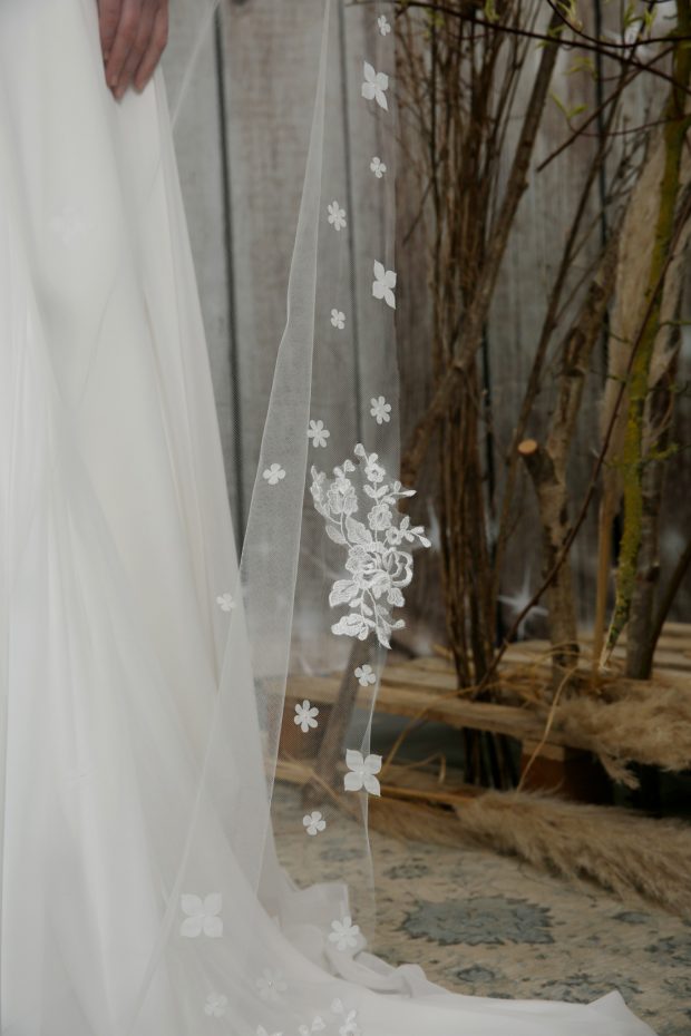 https://www.richard-designs.com/wp-content/uploads/2021/06/c569b_floral_veil_fu-620x930.jpg